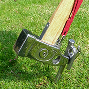 <b>PULL OUT STAKES</b>
This camping hammer can be used when pulling out the peg with the hole and hook at the rear.