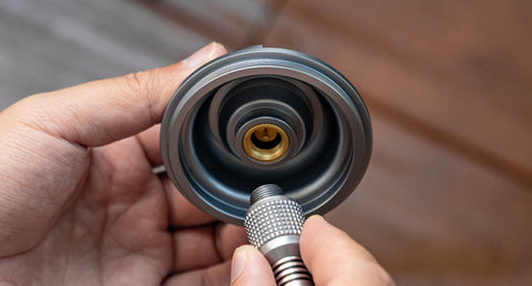 Built-in O-ring seal
The material is duralumin, which is machined and then anodized, followed by laser marking and finished in black. Due to the built-in NBK gasket, there is no leakage even when attached to the gas can.