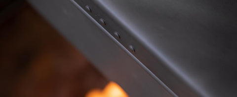 The lid will not fall off even if turned upside down. The lid does not wobble because it is specially designed. Cheap mess tins do not open and close properly, which allows steam to escape and the delicious ingredients to escape.