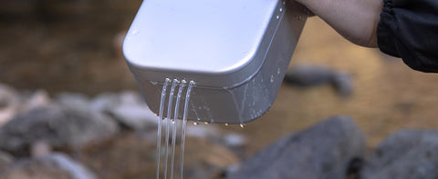 Can drain pasta
Useful for people who cook with mess tins
When you don't want steam to escape, such as when cooking rice, you can turn the lid 180 degrees backwards to close the holes.