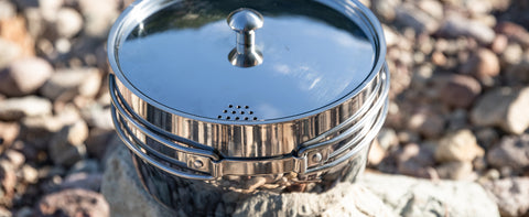 The handles can be folded along the body, making it compact.