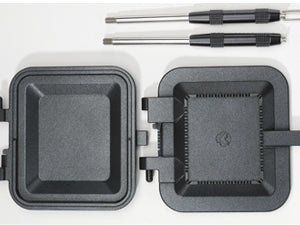 Aluminum die-cast construction With high thermal conductivity and fluororesin coating. No need for seasoning. *Designed to be thick and heavy for uniform heating.