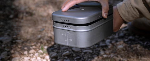 The extra-thick mess tin has a lid that is easy to open and close.
The lid opens and closes smoothly, making cooking much easier.