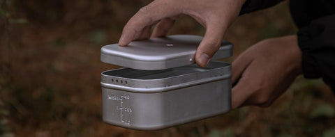 The extra-thick mess tin has a lid that is easy to open and close.
The lid opens and closes smoothly, making cooking much easier.