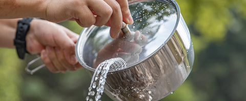 Steam Release and Spill Prevention
Easy Draining: Press the lid and tilt to drain without spilling contents.