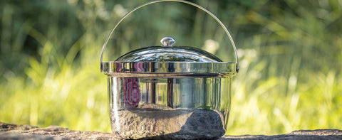 Easy Cleaning: Stuck-on food is easy to clean.
Water Spot Resistant: Resistant to water spots even if tap water dries on the surface.