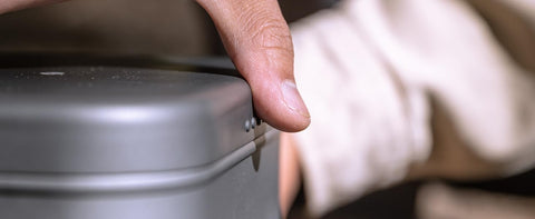 The lid will not fall off even if turned upside down.
The lid does not wobble because it is specially designed. Cheap mess tins do not open and close properly, which allows steam to escape and the delicious ingredients to escape.
