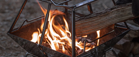 The ideal distance for slow and thorough cooking.
Allows you to add firewood and adjust fire. No more need to remove the grill to add more firewood.