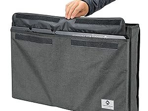 Front Pocket
A large size that neatly holds half tops.
To avoid bulkiness when carrying it on your shoulder, there is no pocket on the opposite side.