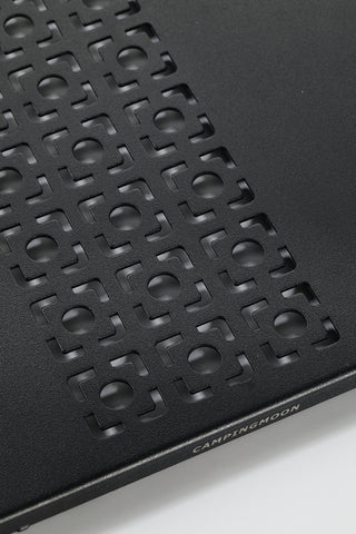 <b>Laser printing</b>
Plate thickness t2mm
Rather than using a press, the fine classic patterns are laser-cut to create a modern feel.