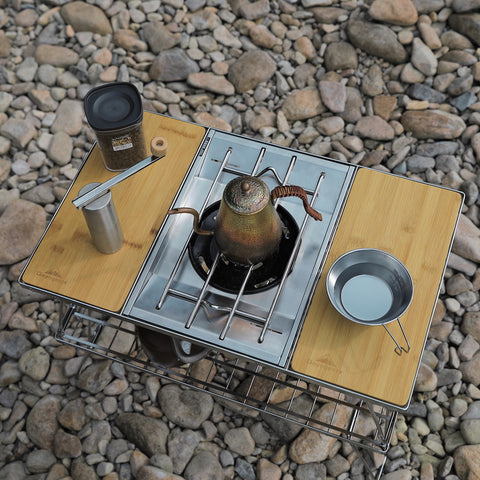 <b>Low table with stove in the center</b>
Can be stacked with field rack and matching metal racks.
Place it on top of the field rack to place cookers and ingredients on the lower level and the top tier becomes a countertop.