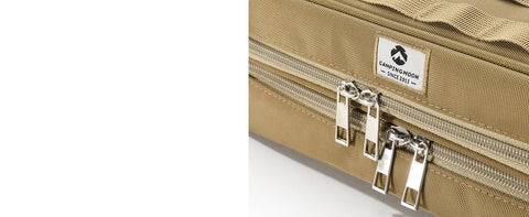 Zippers feature a reverse double-opening design
Easy to open and close with either hand, allowing for smooth access with both hands.