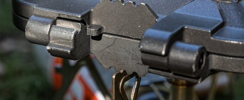 Raised parts fit into the burner
The weighted body ensures stability on the burner even when the handle is released.
