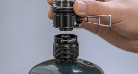 Built-in check valve
Equipped with a check-valve(self-sealing valve), therefore it won't leak even though it doesn’t connect to a device (burner, stove, lantern, etc..).