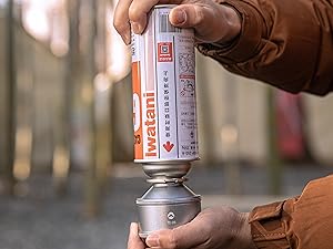 Easy filling
When filling from CB cans, insert the nozzle vertically at the tip straight into the valve of the filling tank and fill by pushing from above.