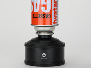 Easy filling
When filling from CB cans, insert the nozzle vertically at the tip straight into the valve of the filling tank and fill by pushing from above.