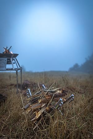 (3) As a firewood rack. When playing bonfires, if the ground is wet or wet, the wood will become wet and difficult to burn. In addition, when moving firewood next day, it may get dampened by the morning dew. In such cases, the firewood rack is in turn, but if you don't have or forget it, you can use the pegs to replace it.