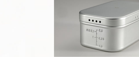 More than twice as thick as a regular mess tin
The body and lid are 1.5 mm thick.
Its extra-thickness allows heat to be transferred more efficiently, resulting in better results when cooking rice. The extra-thick design means you can use it over an open flame without worrying about distortion due to heat.
* No bonfires allowed (temperature control is essential!)