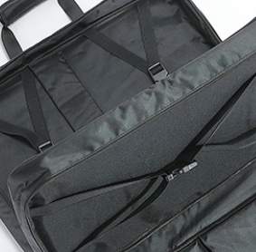 <b>Reinforced Structure</b>
Built-in PP support panels keep the bag rigid and maintain its shape, preventing it from collapsing even when partially loaded.