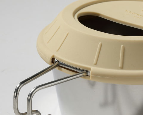 Holds the cup firmly without blocking the handle.
It fits snugly on the cup's rim, allowing you to pour with one hand while keeping the lid on.