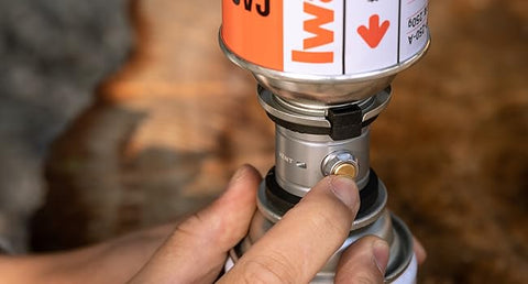 With Release Valve
During use, the internal vacuum pressure of the multi-adapter may decrease due to gas vaporization, which can result in a slower transfer speed. In such cases, you can press the check valve (metal button) once to release the pressure in the connection area.