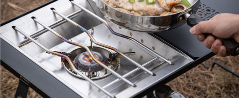 Blocks wind & focuses heat for efficient cooking.
The sunken burner plate has a depth of 2 inches.