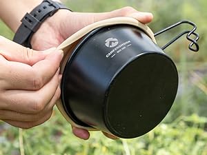 Fit the lid Align the lid with the edge of the cup and press it down to ensure it fits tightly.