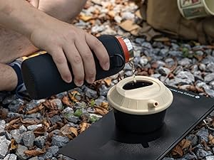 Prepare to pour hot water Place the Sierra cup on a flat surface and pour a small amount of hot water from the spout of the lid.