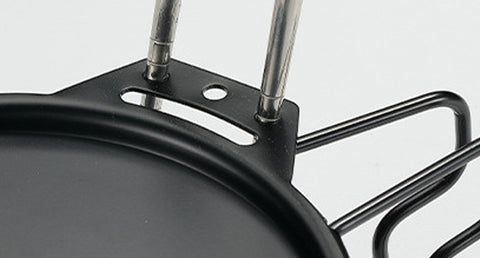 Convenient Slits for Lifting
Equipped with four slits that let you lift the lid using a knife or chopsticks.

Two small holes allow you to insert chopsticks for easy lid opening and closing without burning your fingers.