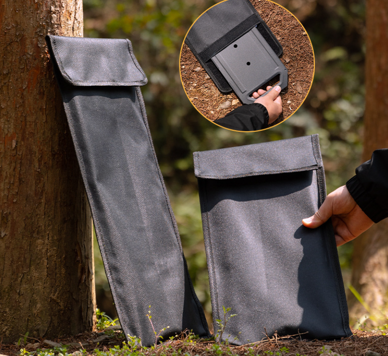Cargue la imagen en el visor de la galería, Large Folding Steel Fire Pit Windshield Y-40

